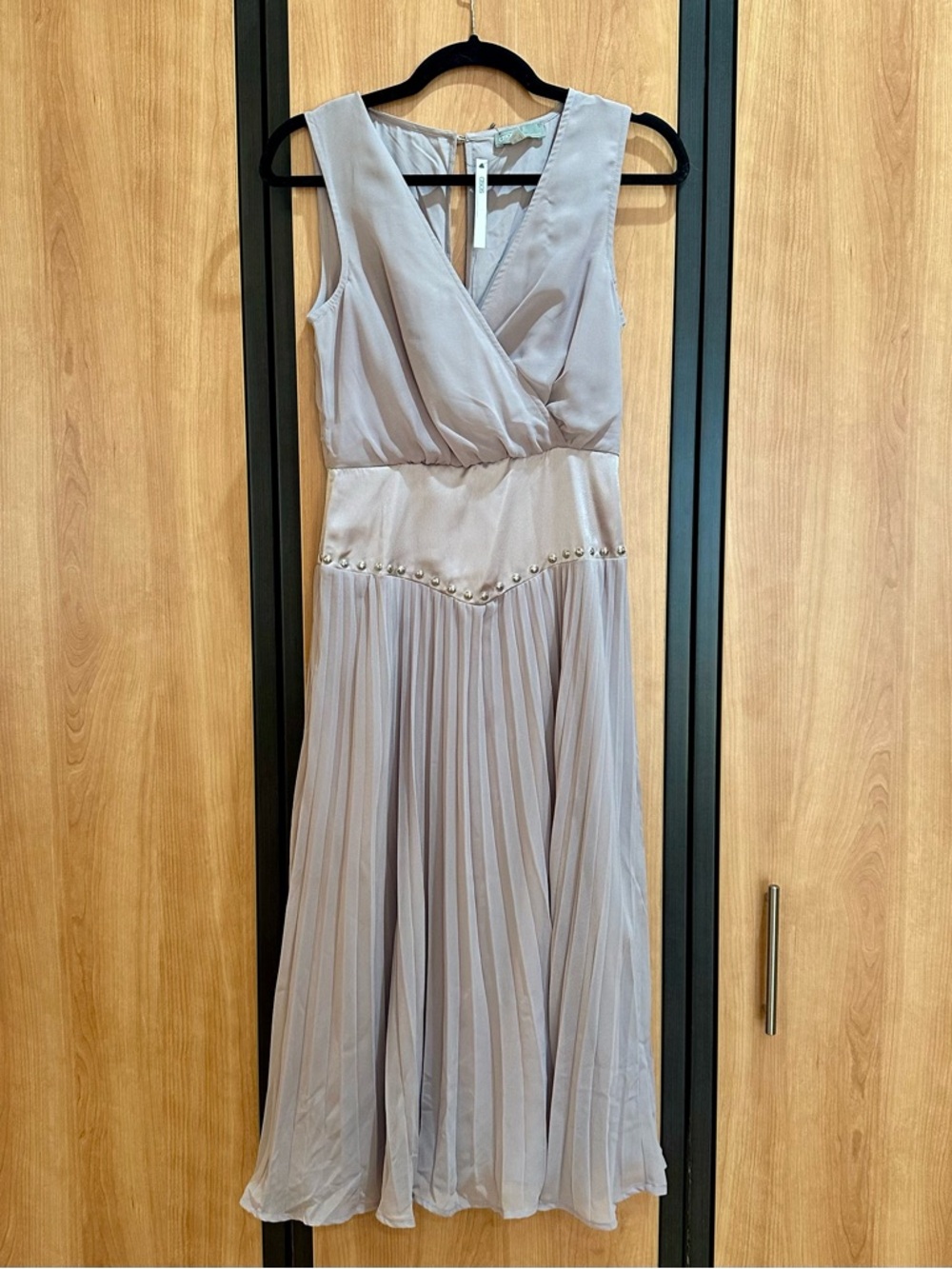 Elegant Sleeveless Pleated Midi Dress in Light Taupe
